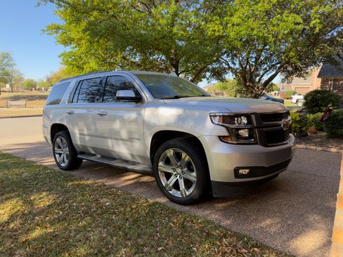 Used 2019 Chevrolet Tahoe LT w/ Luxury Package RWD image 4