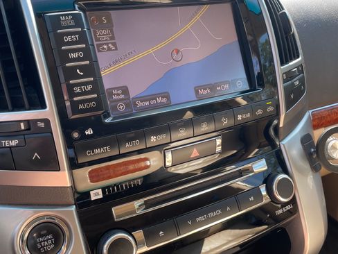 Used 2013 Toyota Land Cruiser image 15