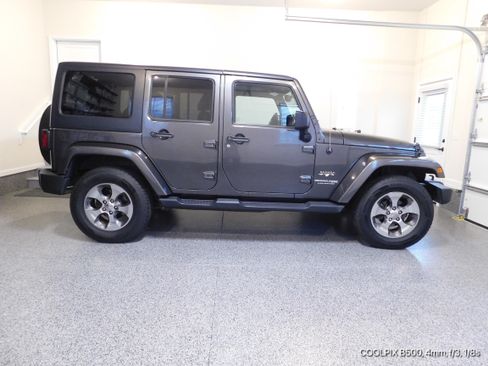 Used 2018 Jeep Wrangler Unlimited Sahara w/ Connectivity Group image 2