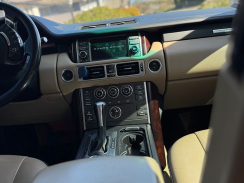 Used 2011 Land Rover Range Rover HSE image 2