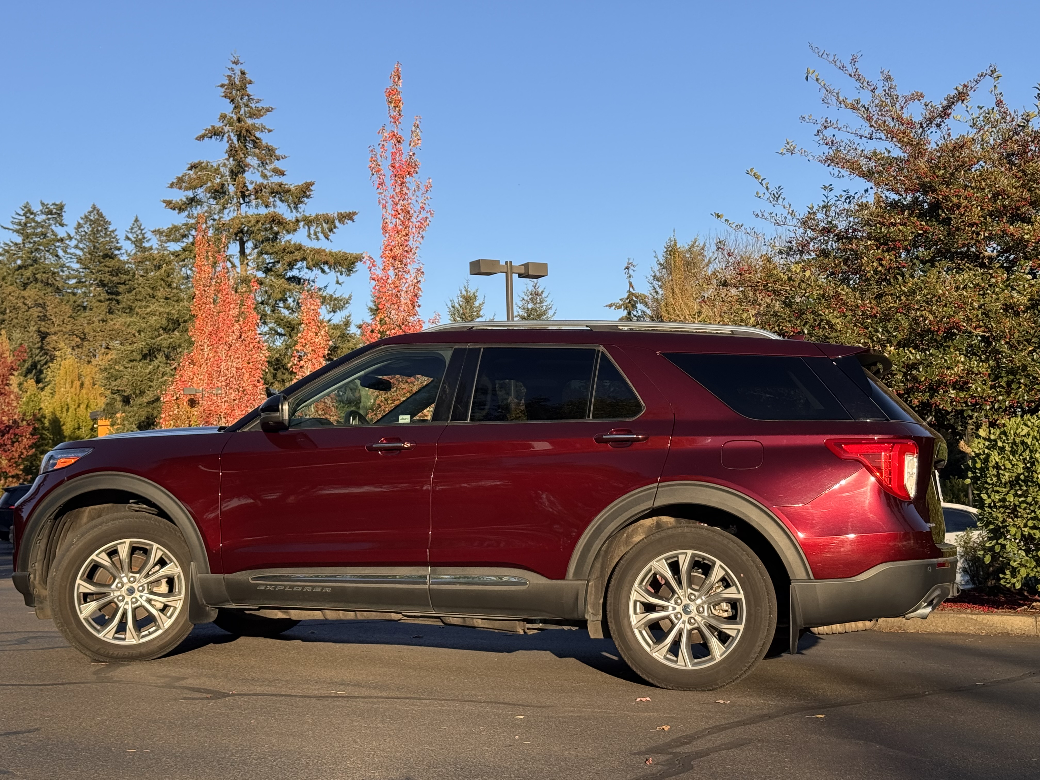 Used 2022 Ford Explorer Limited w/ Equipment Group 301A AWD/4WD image 10