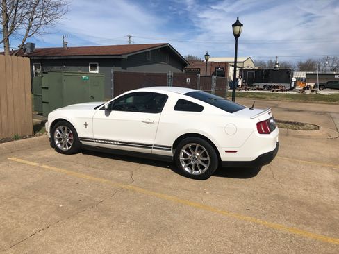 Used 2010 Ford Mustang Premium image 10