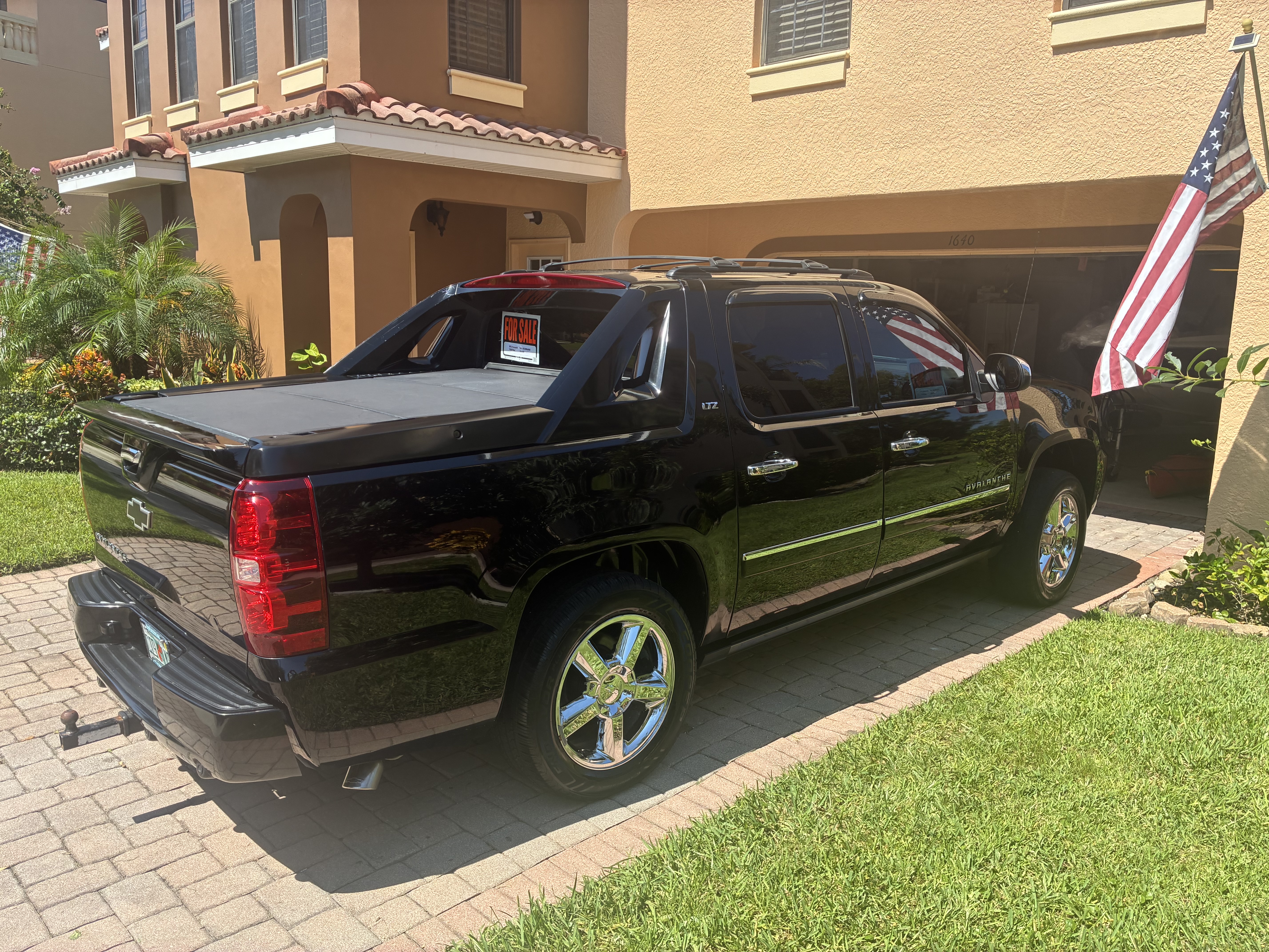 Used 2012 Chevrolet Avalanche LTZ AWD/4WD image 2