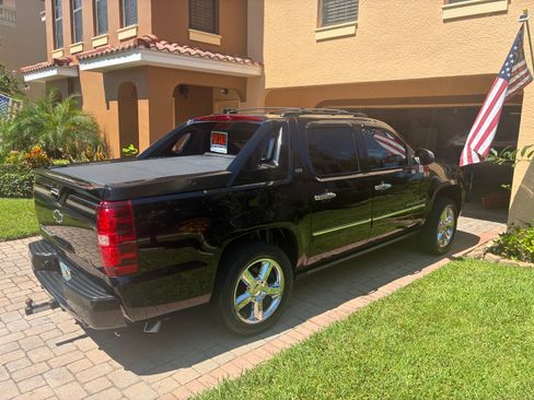 Used 2012 Chevrolet Avalanche LTZ AWD/4WD image 2