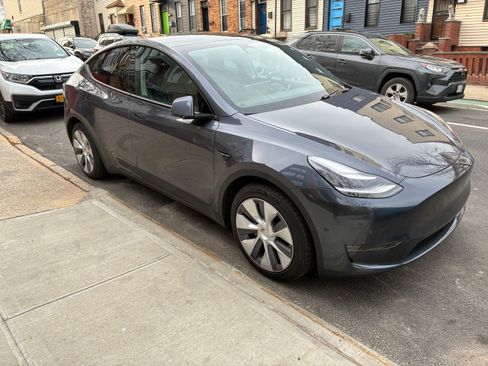 Used 2021 Tesla Model Y Long Range image 2