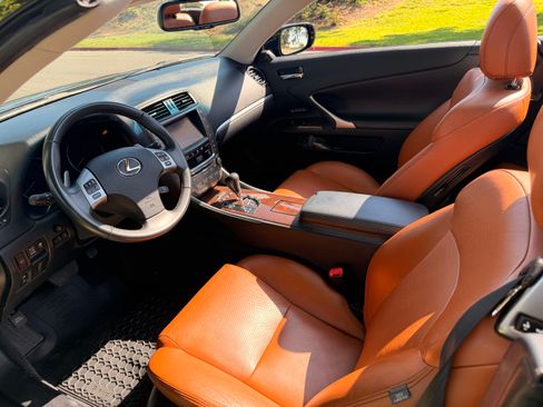 Used 2011 Lexus IS 350C w/ Luxury Pkg RWD image 4
