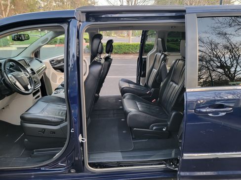 Used 2015 Chrysler Town & Country Touring image 19