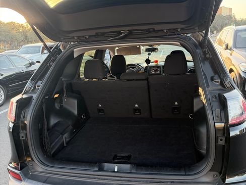 Used 2019 Jeep Cherokee Latitude w/ Cold Weather Group image 12