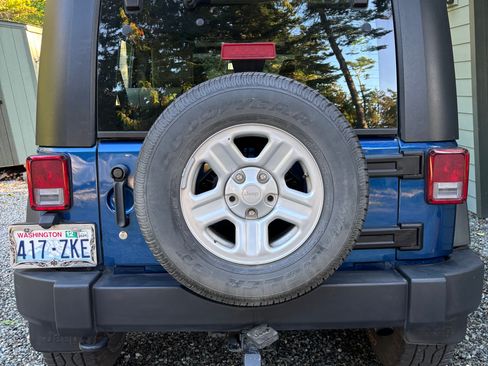 Used 2010 Jeep Wrangler Unlimited Sport image 11