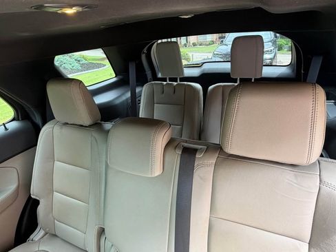Used 2015 Ford Explorer XLT w/ Equipment Group 202B FWD image 5