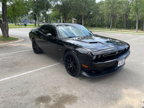 Used 2017 Dodge Challenger R/T RWD image 5