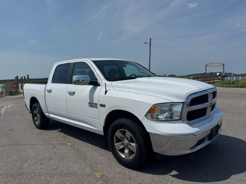 Used 2018 RAM 1500 Classic SLT AWD/4WD image 9