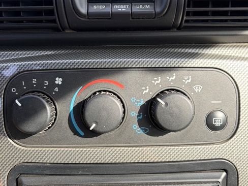 Used 2004 Chrysler Sebring LXi FWD image 4