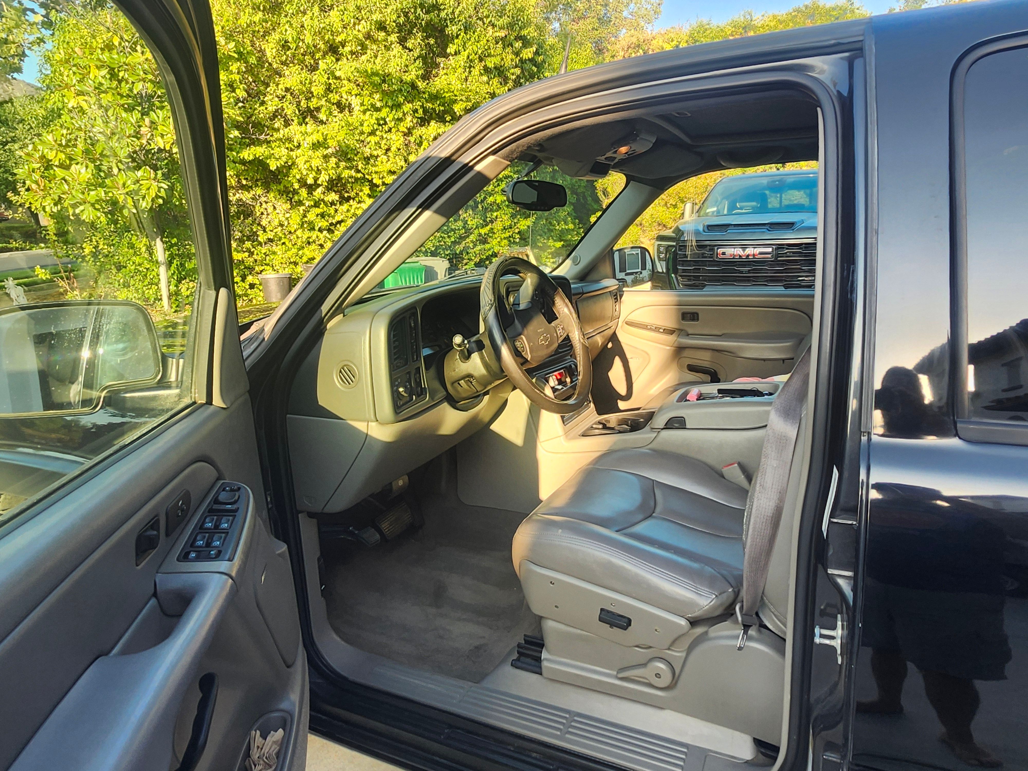 Used 2005 Chevrolet Avalanche Z71 w/ Sun And Sound Package AWD/4WD image 11