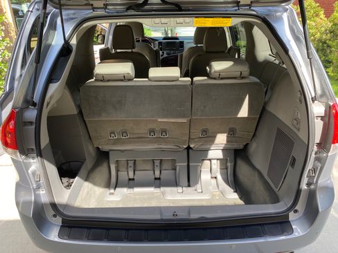 Used 2014 Toyota Sienna Limited w/ Limited Premium Package FWD image 9