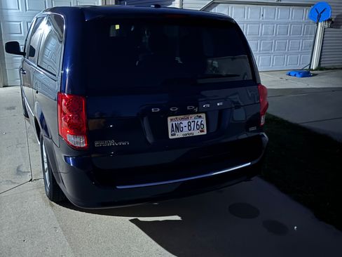 Used 2017 Dodge Grand Caravan SE image 12