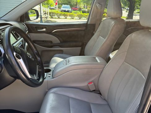 Used 2015 Toyota Highlander Limited w/ Driver Technology Package AWD/4WD image 6