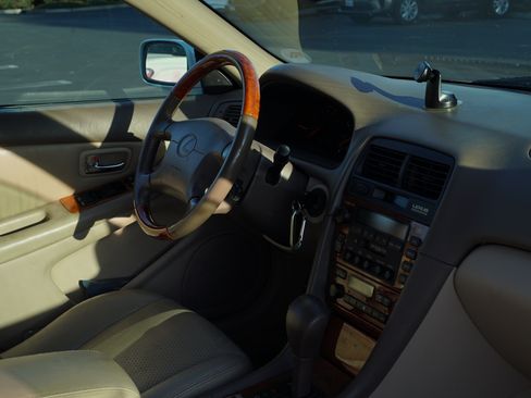 Used 2001 Lexus ES 330 w/ Coach Edition Pkg FWD image 8