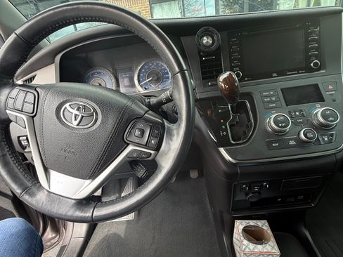 Used 2019 Toyota Sienna Limited Premium image 10