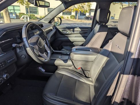 Used 2023 GMC Yukon XL Denali image 9