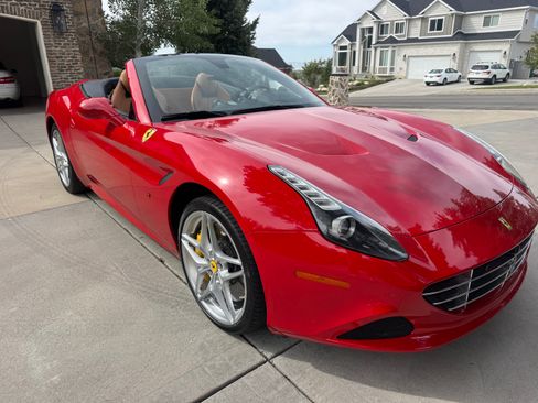 Used 2015 Ferrari California T RWD image 17