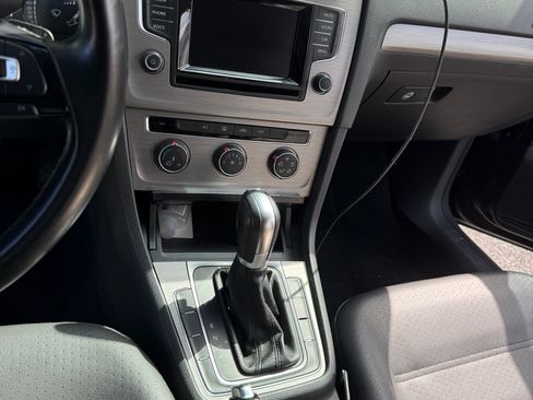 Used 2015 Volkswagen Golf S image 10