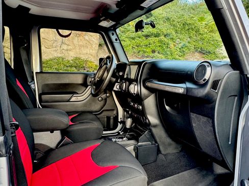 Used 2015 Jeep Wrangler Sport image 14