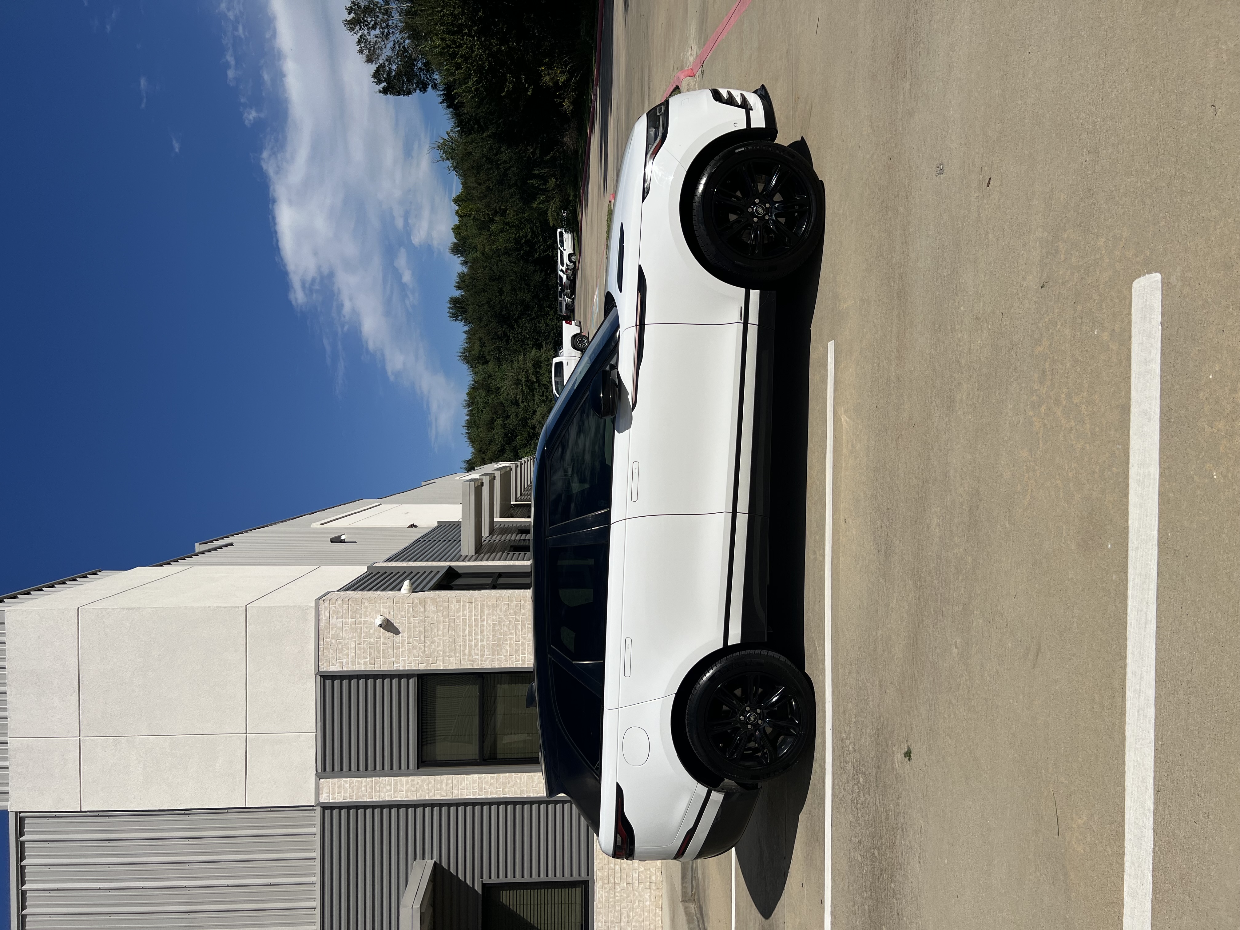 Used 2018 Land Rover Range Rover Velar R-Dynamic SE AWD/4WD image 2