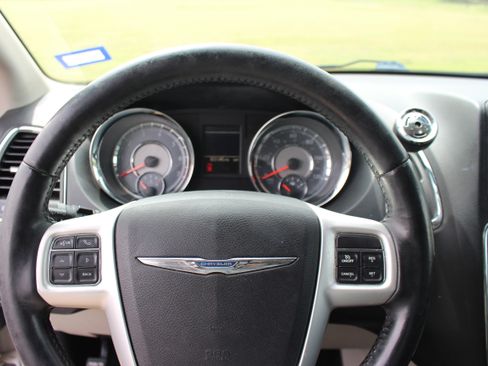 Used 2016 Chrysler Town & Country Touring FWD image 10
