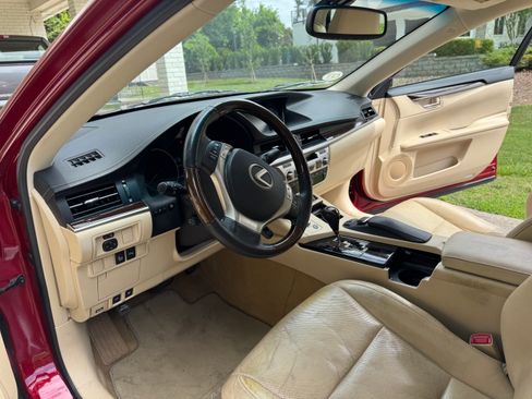 Used 2014 Lexus ES 350 w/ Luxury Package FWD image 5