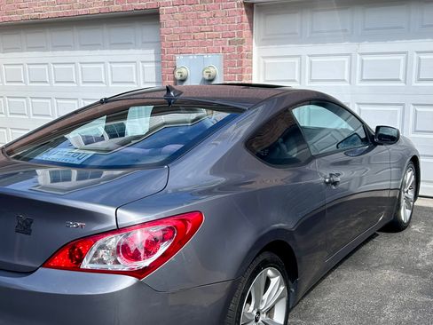 Used 2010 Hyundai Genesis 2.0T RWD image 2