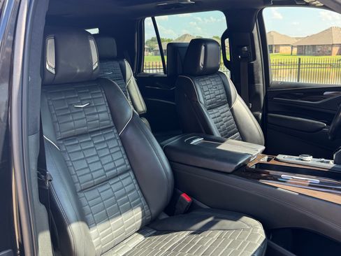 Used 2022 Cadillac Escalade Premium Luxury Platinum image 16