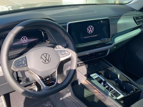 Used 2024 Volkswagen Atlas Peak Edition SE image 5