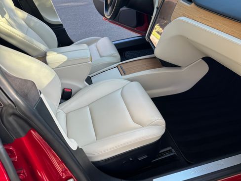 Used 2020 Tesla Model S Performance image 28