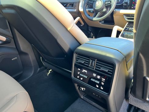 Used 2026 Porsche Cayenne S AWD/4WD image 27