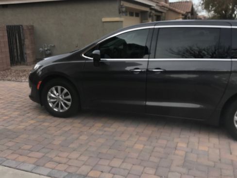 Used 2019 Chrysler Pacifica Touring Plus image 1