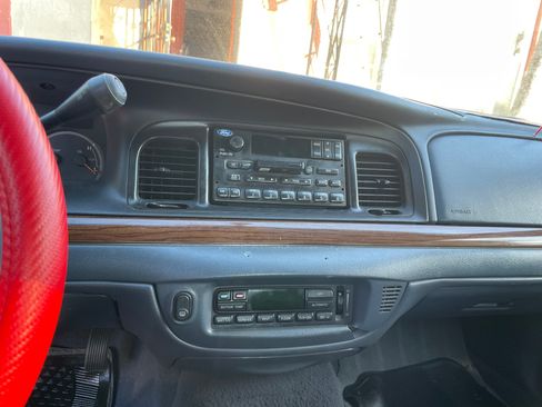 Used 2002 Ford Crown Victoria LX image 10