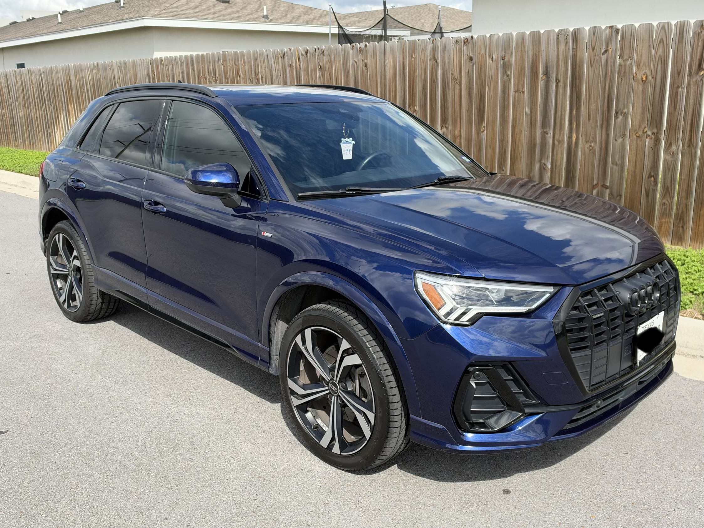 Used 2023 Audi Q3 2.0T Premium Plus w/ Premium Plus Package AWD/4WD image 2