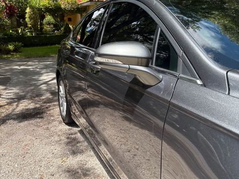 Used 2017 Ford Fusion SE w/ Fusion SE Technology Package image 5