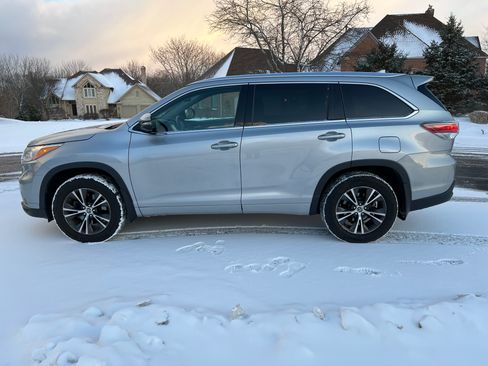 Used 2016 Toyota Highlander XLE image 2