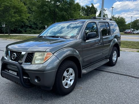 Used 2005 Nissan Pathfinder XE AWD/4WD image 2