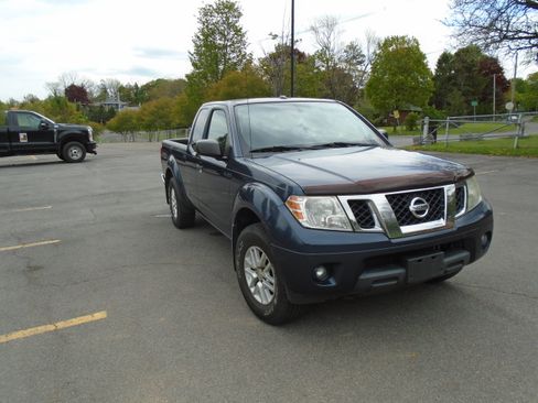Used 2015 Nissan Frontier SV w/ SV Value Truck Package AWD/4WD image 4