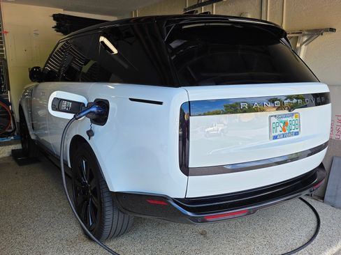Used 2025 Land Rover Range Rover SE AWD/4WD image 16