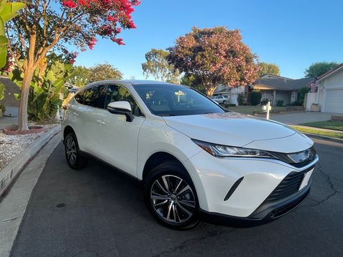 Used 2022 Toyota Venza LE AWD/4WD image 19