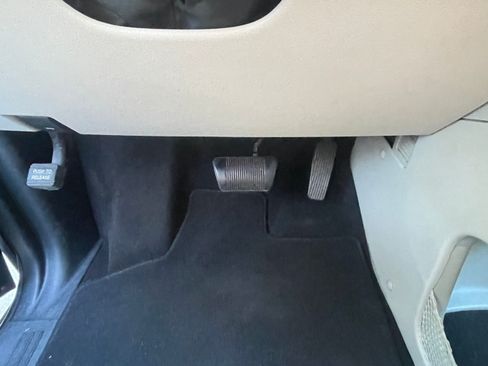 Used 2012 Chrysler Town & Country Limited image 8