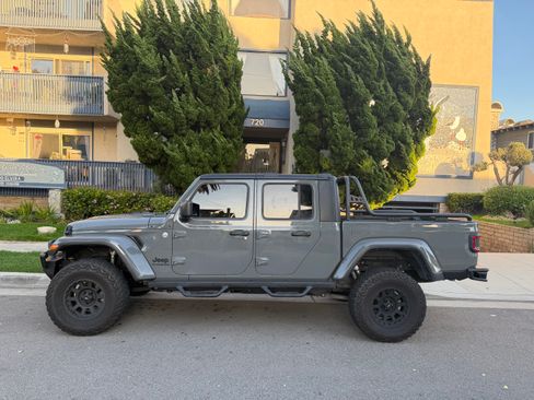 Used 2021 Jeep Gladiator Sport image 2