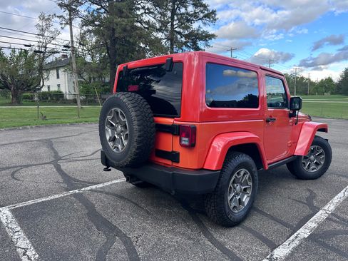 Used 2015 Jeep Wrangler Rubicon w/ Power Convenience Group AWD/4WD image 2