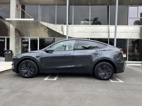 Used 2026 Tesla Model Y Long Range image 10
