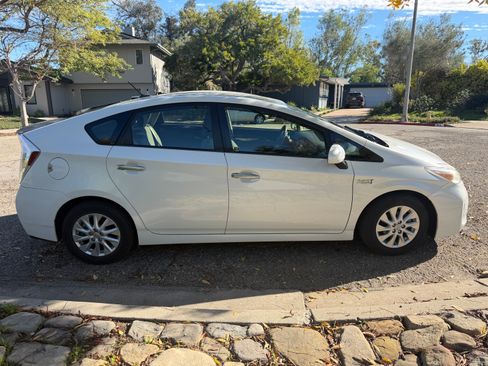 Used 2012 Toyota Prius Plug-In Hybrid image 4