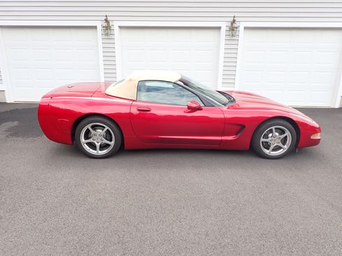 Used 2000 Chevrolet Corvette Convertible w/ Performance Handling Pkg RWD image 2